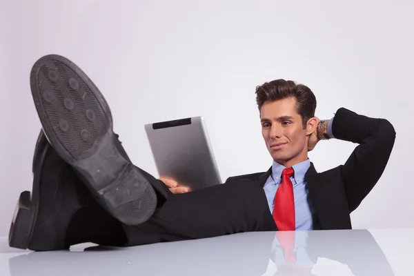 Relaxed business man reads pad — Stock Photo, Image