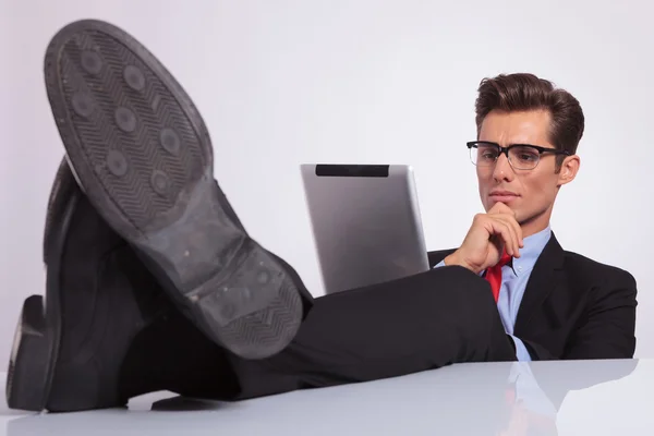 Zakenman pensively kijken naar Tablet PC — Stockfoto