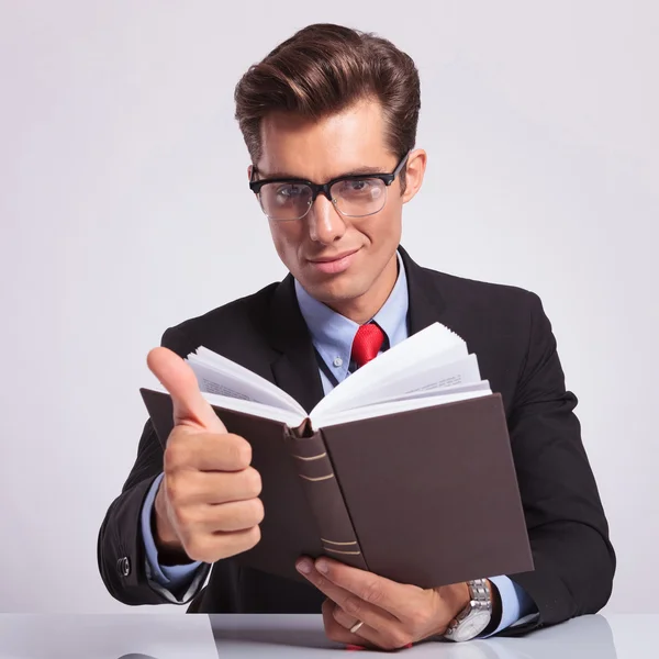 Holding book and thumb up sign — Stock Photo, Image