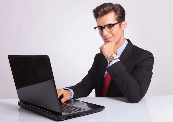 Homem de negócios pensativo no laptop — Fotografia de Stock