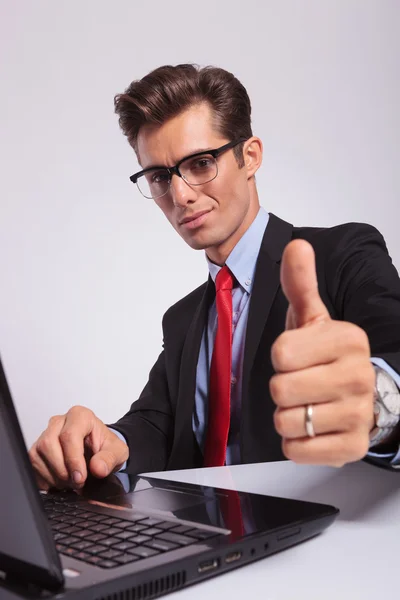 Uomo al computer portatile, mostrando pollici in su — Foto Stock