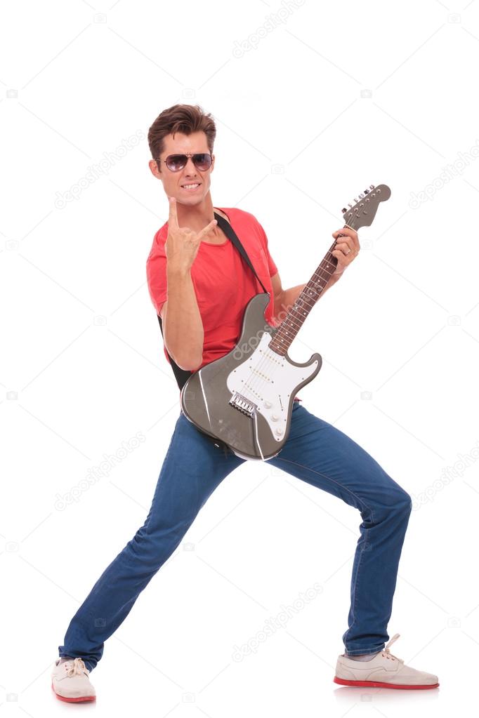 Gitarrenmann in klassischer Rockpose — Stockfoto ... Gitarrenmann in klas
