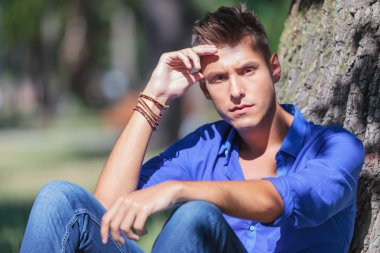 dalgın adam ağacın oturan