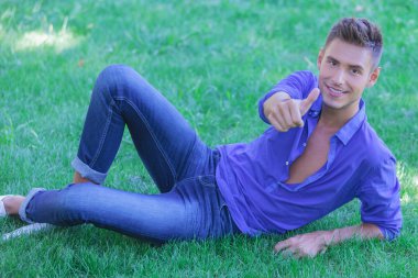 genç adam yere ok işareti
