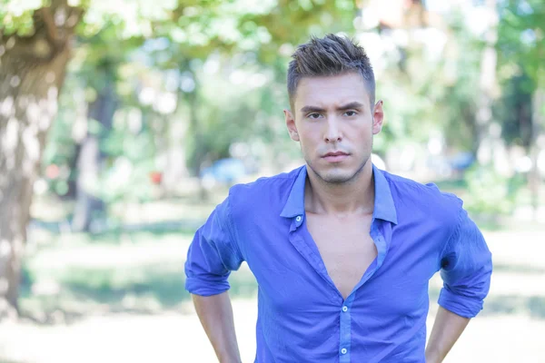 Casual man looks at you in park — Stock Photo, Image