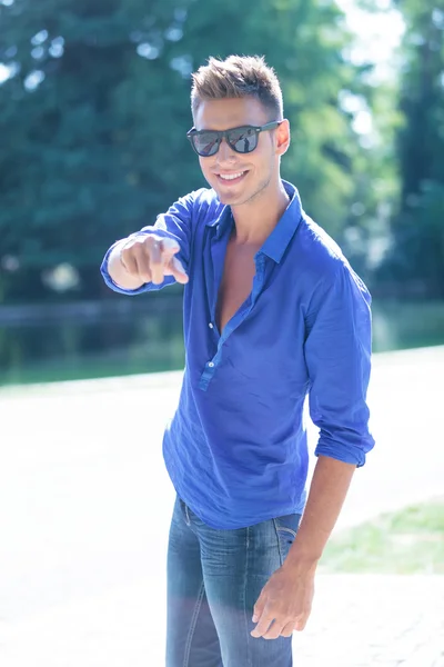 Hombre señalándote en la naturaleza — Foto de Stock