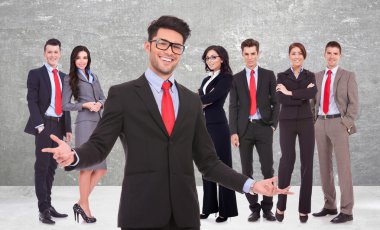 başarılı ekibi sizi karşılayan iş adamı