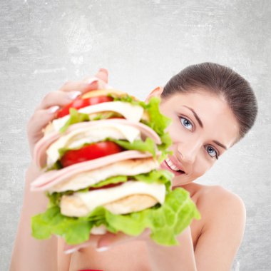 kadın bize büyük bir sandviç verdi