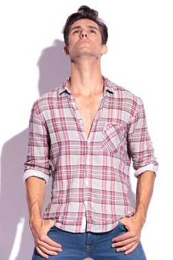 adamın elleri ceplerinde örnek alıyor