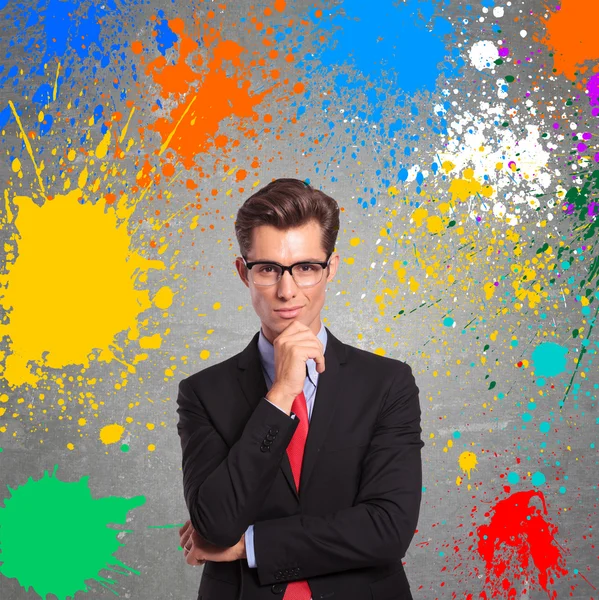 Hombre con salpicaduras de color a su alrededor — Foto de Stock