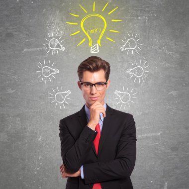 adamın fikirleri ile çevrili