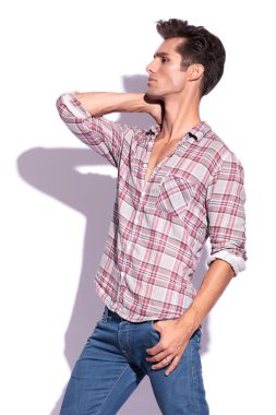 adamın boynundaki el ile poz veriyor