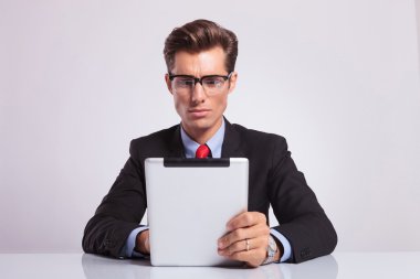 iş adamı tablet üzerinde çalışan