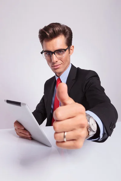 Hombre de negocios muestra pulgar hacia arriba — Foto de Stock