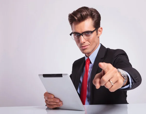 Hombre de negocios señalando — Foto de Stock