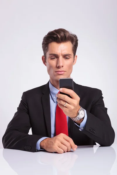 Business man texting — Stockfoto