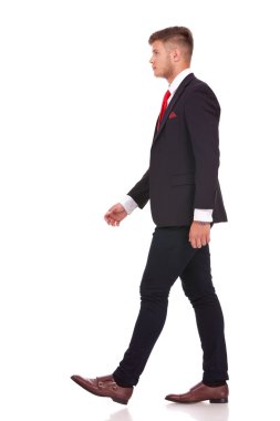 iş adamı yan yürüyor