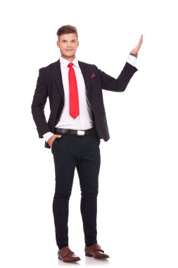 iş adamı bir şey sunar