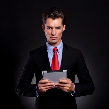 iş adamı tablet tutar