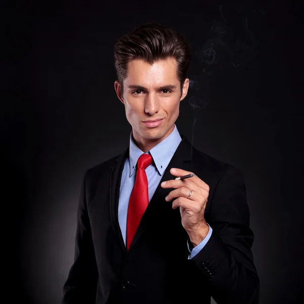 Affärsman med cigarett — Stockfoto
