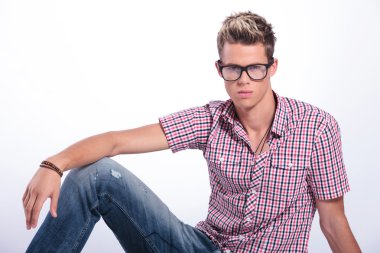 casual adam oturuyor