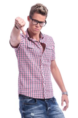 Casual adam başparmak aşağı