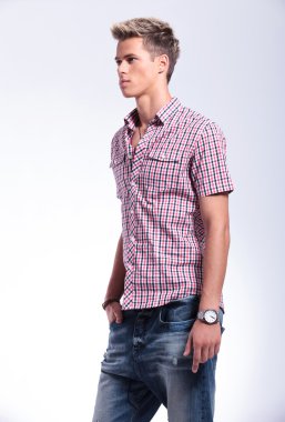 casual adam uzaklara bakan
