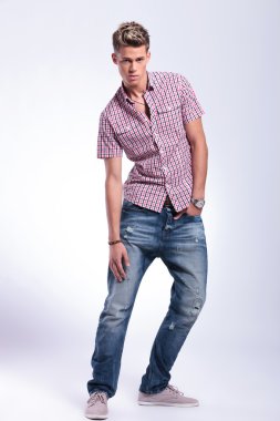 casual adam bacağını dokunmadan