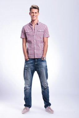 Elleri ceplerinde Casual adam