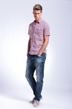 Casual adam kabarık kaş