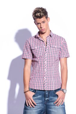 Casual adam ceplerinde parmaklı