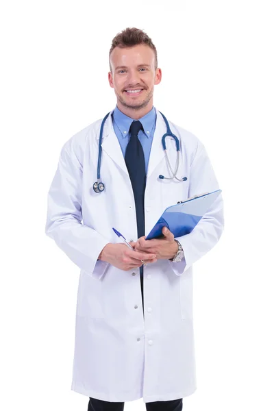 Leende läkare håller i en penna och ett urklipp — Stockfoto