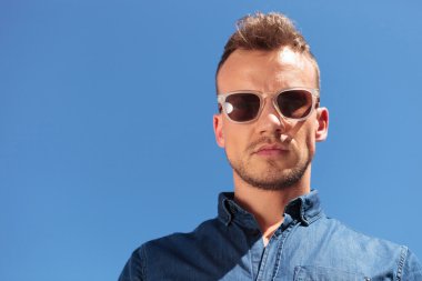 Casual adam aşağı görünüyor