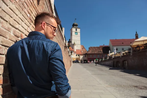 Casual man in Sibiu — Stockfoto