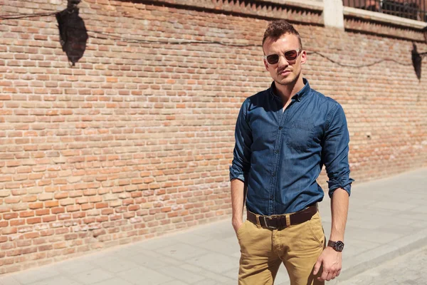 Casual man holds hand in pocket — Stock Photo, Image