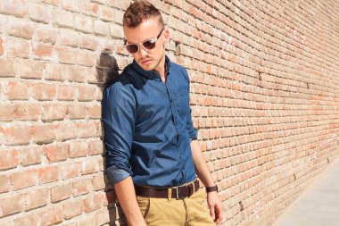 Casual adam arka duvara