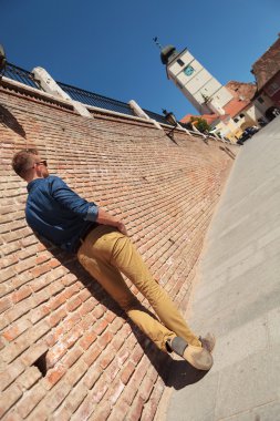 casual adam Konsey Kulesi'ne bakan