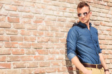 Casual adam elini cebine