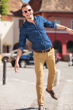 casual adam şehirde Dengeleme