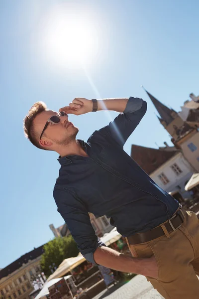 Casual man holds sunglasses — Stock Photo, Image