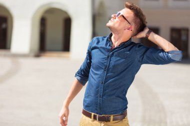 casual adam güneşe bakan