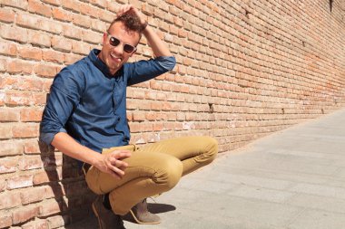 casual adam etrafta geyik