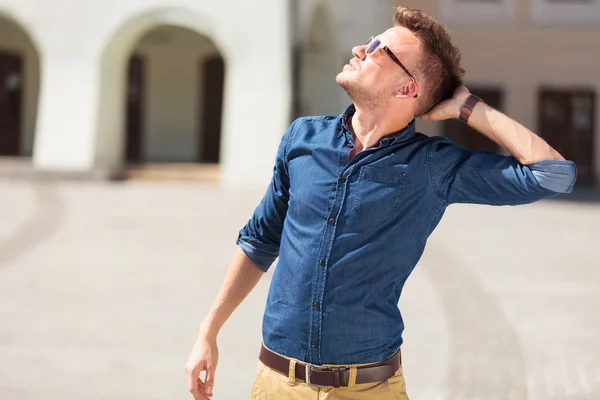 Casual man looking at the sun — Stock Photo, Image