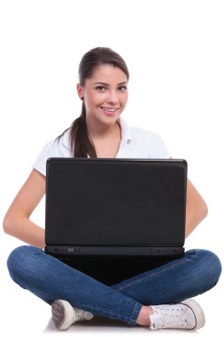 casual kadın laptop ile oturuyordu