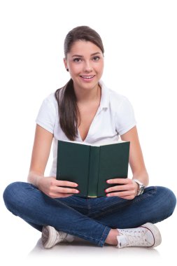 Casual kadın kitap ile oturur