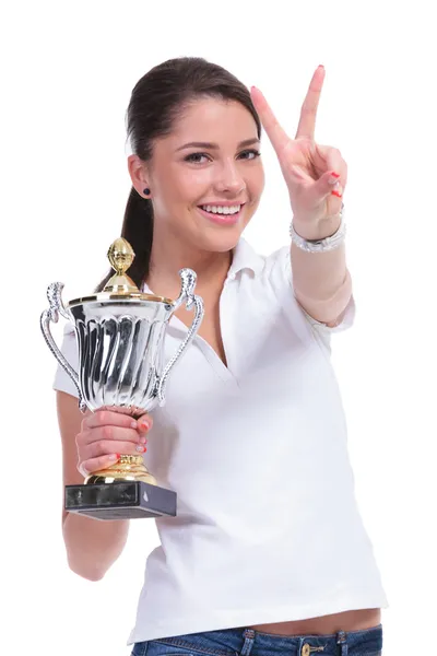 Случайная женщина с трофеем и победой — стоковое фото