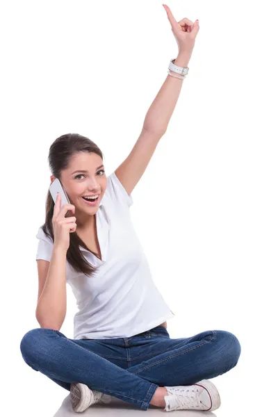 Casual vrouw zit & punten & gesprekken — Stockfoto