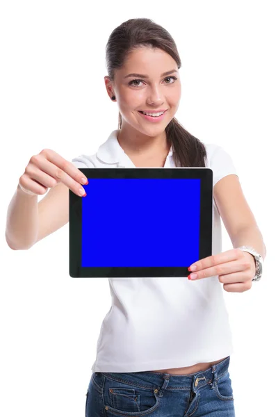 Casual vrouw presenteren een tablet — Stockfoto