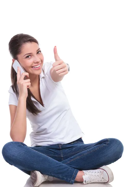 Casual woman sits & thumb up on phone — Stock Photo, Image