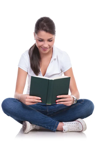 Casual woman sits & reads book — Stock Photo, Image